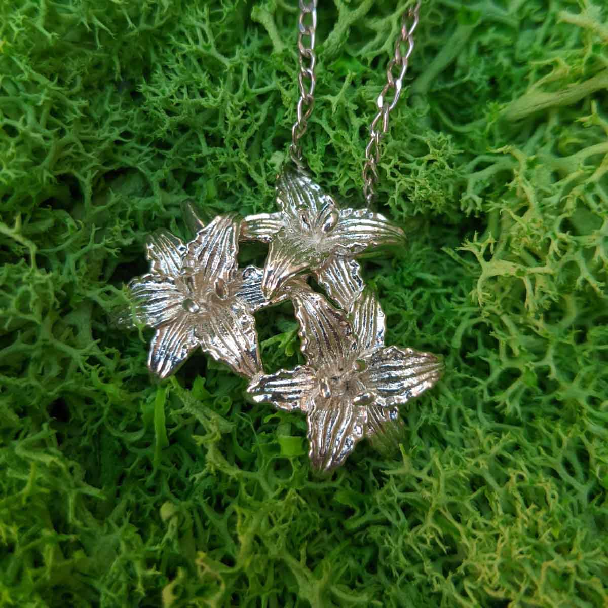 Photo-of-Natural-Silver-Three-Daylily-Flowers-Pendant-Jewelry-For-Necklace